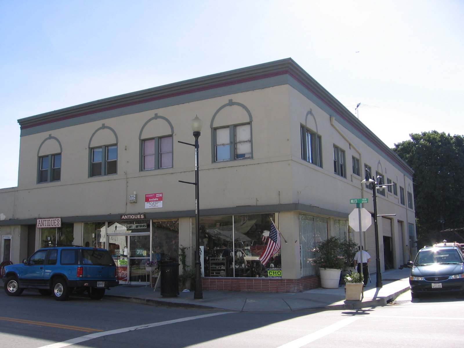 Storefronts and curbside parking in the Niles district of Fremont, California, where Halo California Movers verifies the truck position and doorway access