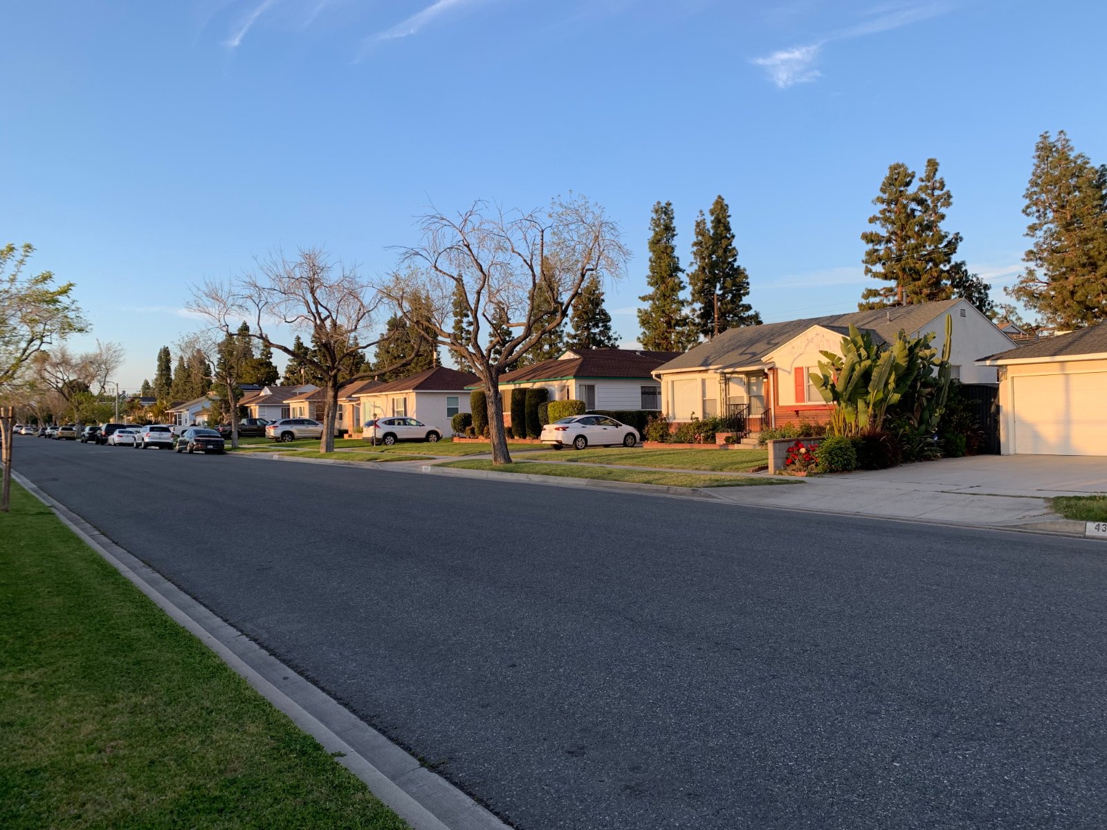 Residential street with driveways and attached garages in Lakewood, California, where California Movers USA reviews the carry from each room to the truck